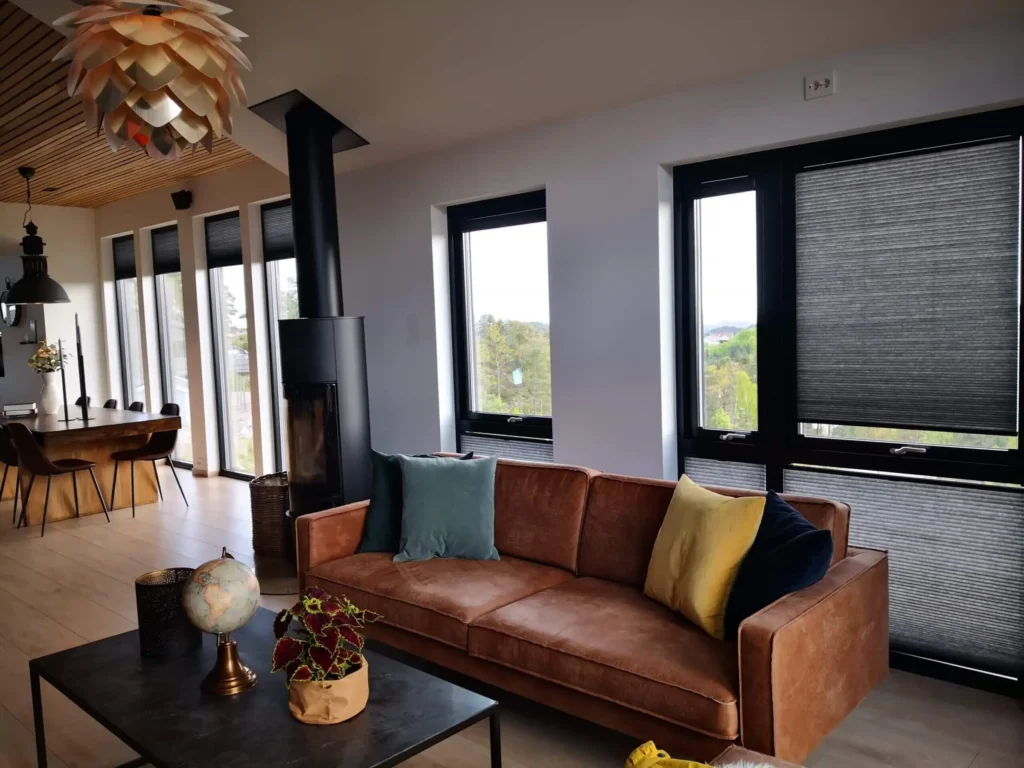 Plisségardiner i fin stue