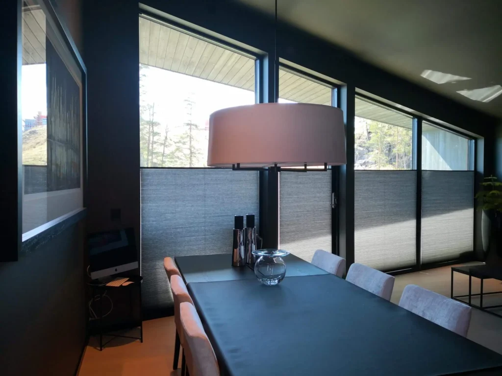 Plisségardiner i fin stue