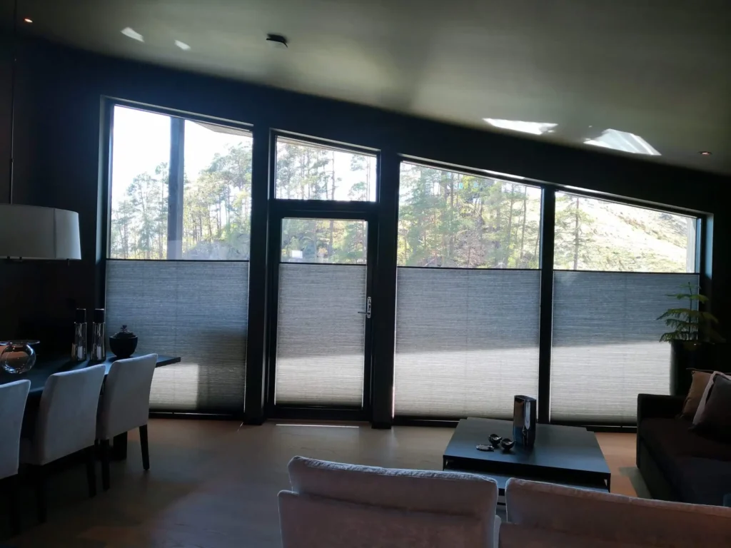 Plisségardiner i fin stue